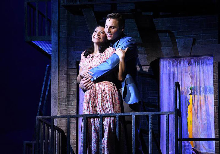 Melanie Sierra als „Maria“ , Jadon Webster als „Tony“ @ West Side Story Neuinszenierung in München am 16.12.2022 (©Foto: Ingrid Grossmann)
